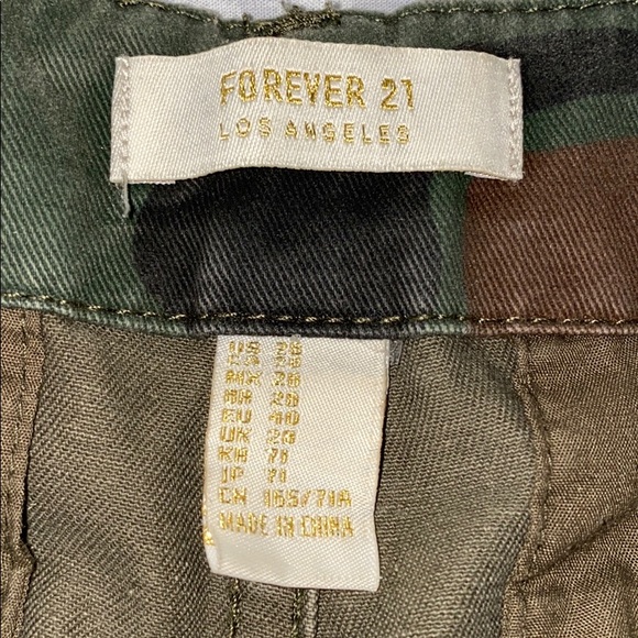 F21 camo utility shorts - size 28 - Picture 3 of 4